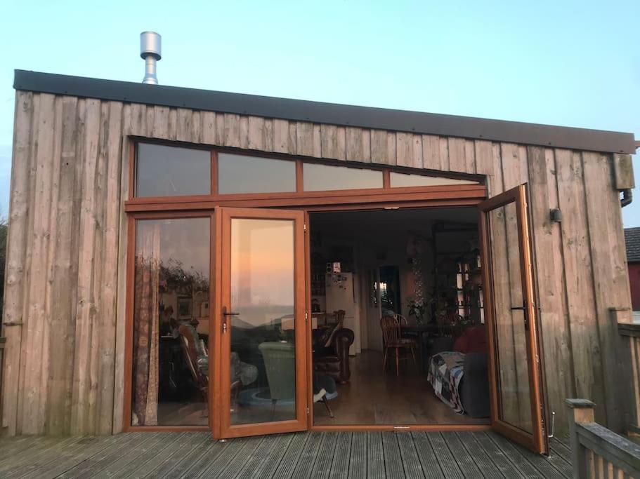 Spacious Cabin On Isolated Farm With Sea View Bude Bagian luar foto