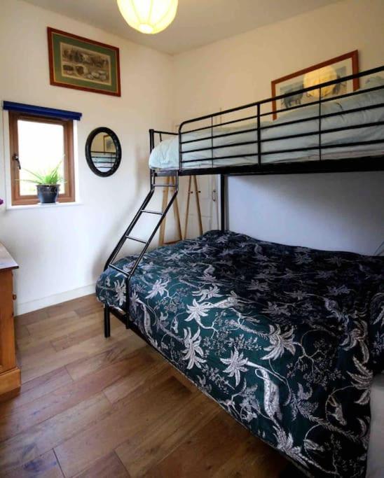 Spacious Cabin On Isolated Farm With Sea View Bude Bagian luar foto