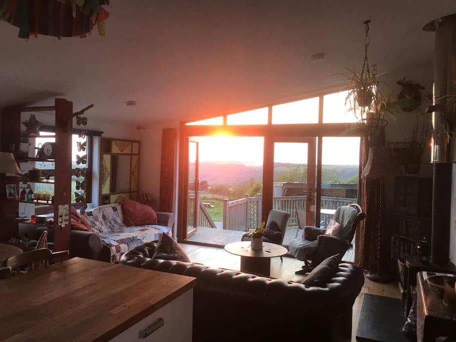 Spacious Cabin On Isolated Farm With Sea View Bude Bagian luar foto