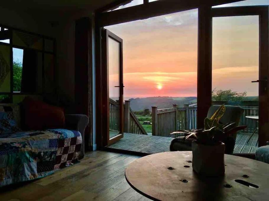 Spacious Cabin On Isolated Farm With Sea View Bude Bagian luar foto