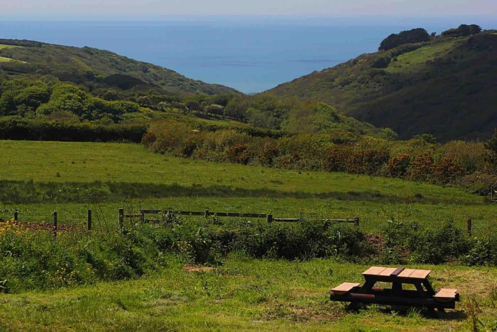 Spacious Cabin On Isolated Farm With Sea View Bude Bagian luar foto