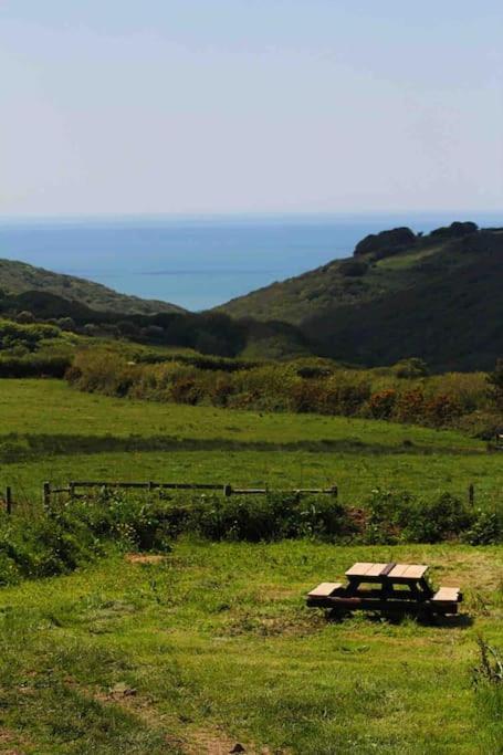 Spacious Cabin On Isolated Farm With Sea View Bude Bagian luar foto