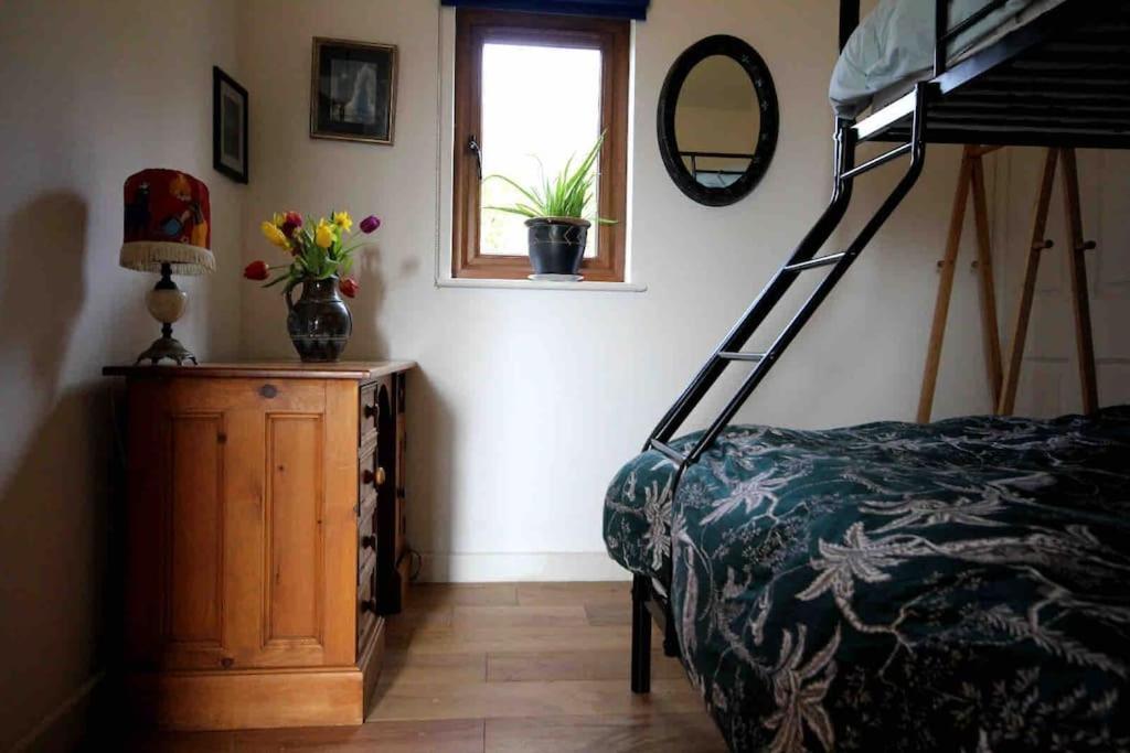Spacious Cabin On Isolated Farm With Sea View Bude Bagian luar foto